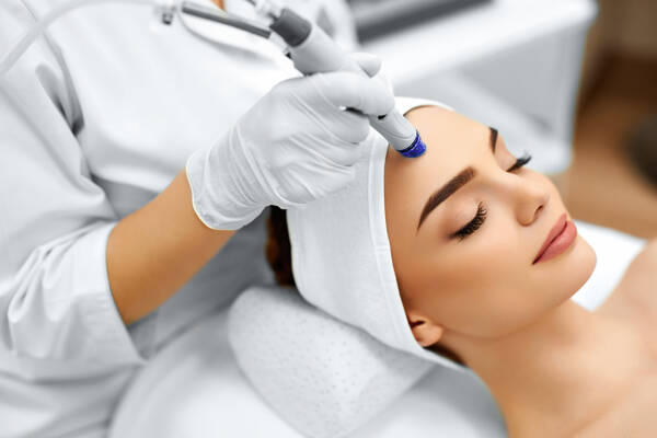 Aqua Facial Gesichtsbehandlung